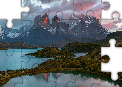 Chile, Patagonia, Góry Torres del Paine, Ośnieżone, Szczyty, Jezioro, Chmury, Krzewy, Park Narodowy Torres del Paine