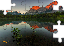 Góry Canadian Rockies, Jezioro Wedge Pond, Las, Odbicie, Park Kananaskis, Alberta, Kanada