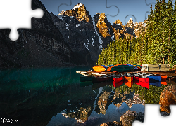 Jezioro, Moraine Lake, Pomost, Kajaki, Las, Drzewa, Góry, Park Narodowy Banff, Prowincja Alberta, Kanada