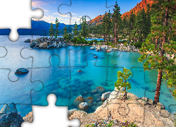 Jezioro, Tahoe Lake, Drzewa, Sosny, Góry, Kamienie, Sand Harbor Beach, Nevada, Stany Zjednoczone