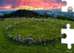 Beltany Stone Circle, Kamienny, Krąg, Kamienie, Drzewa, Zachód słońca, Chmury, Hrabstwo Donegal, Irlandia