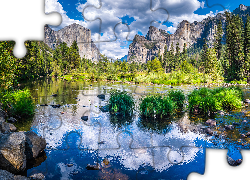 Góry, Rzeka, Merced River, Kępki, Zielona, Trawa, Park Narodowy Yosemite, Kalifornia, Stany Zjednoczone