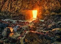 Stany Zjednoczone, Kalifornia, Wybrzeże, Big Sur, Skały, Jaskinia, Keyhole Arch, Przebijające Światło