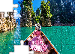 Kobieta, Różowa, Sukienka, Kapelusz, Łódka, Park Narodowy Khao Sok, Drzewa, Skały, Jezioro Ratchaprapha, Prowincja Surat Thani, Tajlandia