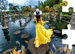 Kobieta, Żółta, Suknia, Kapelusz, Ogród, Sadzawka, Ryby, Hotel, Tirtagangga Water Palace Villas, Bali, Indonezja