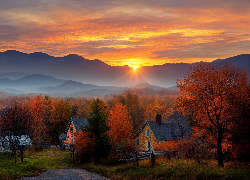 Jesień, Góry, Drzewa, Domy, Mgła, Niebo, Zachód słońca