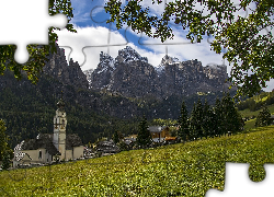 Włochy, Prowincja Bolzano, Alta Badia, Góry Dolomity, Drzewa, Kościół Colfosco, Domy, Chmury