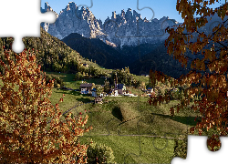 Góry, Dolomity, Wieś Santa Maddalena, Kościół, Domy, Dolina Val di Funes, Drzewa, Jesień, Włochy