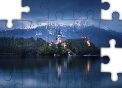 Słowenia, Wyspa Blejski Otok, Jezioro Bled, Kościół Wniebowzięcia Marii Panny, Góry, Drzewa, Wieczór