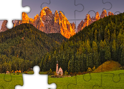 Włochy, Południowy Tyrol, Góry, Dolomity, Kościół św Jana, Wieś, Santa Maddalena, Dolina Val di Funes, Las, Drzewa, Łąka