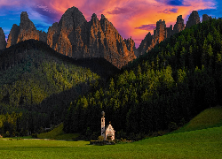 Włochy, Południowy Tyrol, Góry, Dolomity, Kościół św Jana, Wieś, Santa Maddalena, Dolina Val di Funes, Drzewa, Trawa, Chmury