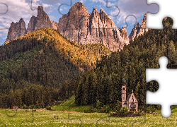 Włochy, Południowy Tyrol, Góry, Dolomity, Kościół św Jana, Wieś, Santa Maddalena, Dolina Val di Funes, Drzewa, Łąka