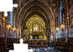Wnętrze, Kościół św. Piotra, Saint Peter Catholic Church, Ołtarz, Ławki, Miejscowość Arromanches les Bains, Francja