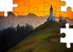 Kościół św Primusa i Felicjana, Wzgórze, Góry, Drzewa, Mgła, Wschód słońca, Wieś Jamnik, Słowenia