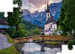 Park Narodowy Berchtesgaden, Ramsau bei Berchtesgaden, Góry, Alpy, Kościół św Sebastiana, Drzewa, Rzeka, Ramsauer Ache, Most, Bawaria, Niemcy