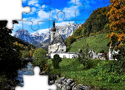 Góry Alpy, Park Narodowy Berchtesgaden, Ramsau bei Berchtesgaden, Kościół św. Sebastiana, Rzeka Ramsauer Ache, Most, Bawaria, Niemcy