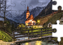 Niemcy, Bawaria, Park Narodowy Berchtesgaden, Ramsau bei Berchtesgaden, Góry Alpy, Kościół św. Sebastiana, Rzeka Ramsauer Ache, Most