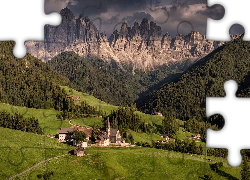 Góry, Dolomity, Wieś Santa Maddalena, Dolina, Val di Funes, Drzewa, Lasy, Domy, Kościół, Chmury, Włochy