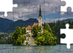 Słowenia, Wyspa Blejski Otok, Jezioro Bled, Kościół Wniebowzięcia Marii Panny, Schody, Góry, Lasy, Drzewa, Chmury