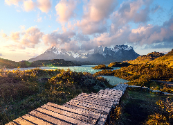 Chile, Patagonia, Park Narodowy Torres del Paine, Góry, Torres del Paine, Jezioro, Schody, Roślinność, Chmury