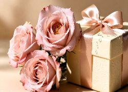 Trzy, Jasnoróżowe, Róże, Prezent, Wstążka, Kokarda, Krople