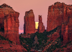 Czerwone, Skały, Krzewy, Cathedral Rocks, Sedona, Arizona, Stany Zjednoczone, Księżyc, Wschód słońca