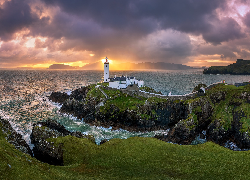 Morze, Latarnia morska, Fanad Head Lighthouse, Skały, Chmury, Zachód słońca, Portsalon, Irlandia