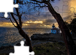 Latarnia morska, Lime Kiln Lighthouse, Morze, Drzewa, Chmury, Zachód słońca, Wyspa San Juan, Stan Waszyngton, Stany Zjednoczone