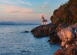 Morze, Brzeg, Skały, Latarnia morska, Drzewa, Niebo, Jesień, Lime Kiln Point State Park, Stan Waszyngton, Stany Zjednoczone