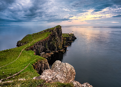 Morze Szkockie, Wybrzeże, Klif, Skały, Wyspa Skye, Latarnia morska, Neist Point Lighthouse, Chmury, Półwysep Duirinish, Szkocja