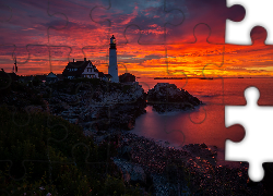 Latarnia morska Portland Head Light, Zatoka Casco, Cape Elizabeth, Wschód słońca, Morze, Skały, Stan Maine, Stany Zjednoczone