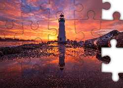Stany Zjednoczone, Stan Kalifornia, Santa Cruz, Latarnia morska Walton Lighthouse, Wschód Słońca, Kamienie
