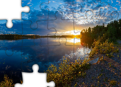 Jezioro Kitka, Łódka, Wieczór, Niebo, Chmury, Zachód słońca, Kuusamo, Finlandia