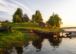 Rosja, Karelia, Obwód archangielski, Park Narodowy Wodołozierski, Rzeka, Pomost, Łódki, Wzgórze, Cerkiew, Dom, Drzewa, Trawa, Poranek