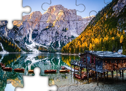 Włochy, Południowy Tyrol, Jezioro, Pragser Wildsee, Lago di Braies, Drzewa, Lasy, Góry, Dolomity, Drewniany, Domek, Łódki