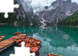 Włochy, Jezioro Pragser Wildsee, Lago di Braies, Góry, Dolomity, Pomost, Łódki, Chmury