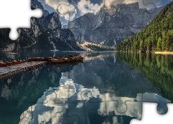 Jezioro Pragser Wildsee, Lago di Braies, Góry, Dolomity, Drzewa, Pomost, Łódki, Chmury, Odbicie, Włochy