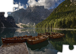 Włochy, Jezioro Pragser Wildsee, Lago di Braies, Góry Dolomity, Pomost, Łódki, Las, Chmury