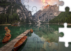 Włochy, Jezioro Pragser Wildsee, Lago di Braies, Góry, Dolomity, Pomost, Łódki