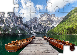 Jezioro Pragser Wildsee, Lago di Braies, Góry, Dolomity, Łódki, Pomost, Lasy, Południowy Tyrol, Włochy