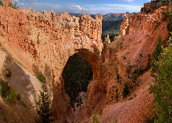 Skały, Drzewa, Łuk Natural Bridge, Kanion, Bryce Canyon, Park Narodowy Bryce Canyon, Utah, Stany Zjednoczone