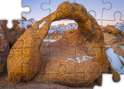 Łuk skalny, Mobius Arch, Skały, Śnieg, Góry, Alabama Hills, Kalifornia, Stany Zjednoczone