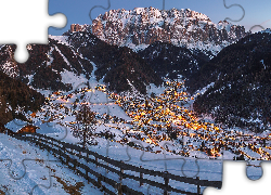 Zima, Wieczór, Góry, Dolomity, Dolina, Selva di Val Gardena, Ogrodzenie, Płot, Oświetlone, Domy, Miasteczko, Selva, Prowincja Bolzano, Włochy