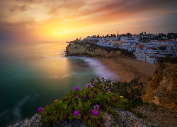 Portugalia, Carvoeiro, Region Algarve, Morze, Wybrzeże, Kwiaty, Domy, Zachód słońca