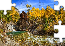 Stany Zjednoczone, Stan Kolorado, Rzeka Crystal River, Młyn Crystal Mill, Jesień, Drzewa