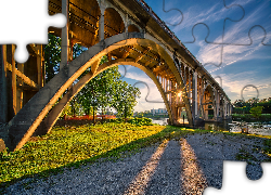Stany Zjednoczone, Stan Alabama, Gadsden, Most Coosa River Memorial Bridge, Rzeka Coosa River, Promienie słońca