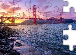 Stany Zjednoczone, Stan Kalifornia, Most Golden Gate Bridge, Cieśnina Golden Gate, Zachód słońca, Kamienie