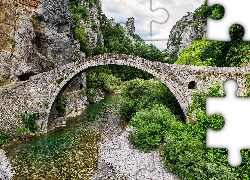 Most, Kokkorou ancient stone bridge, Rzeka Voidomatis, Skały, Zagori, Grecja