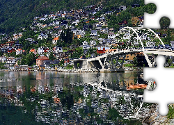Góra, Domy, Most Loftesnesbrui, Rzeka, Sogndalselvi, Odbicie, Gmina Sogndal, Norwegia