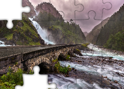 Wodospad Latefossen, Kamienny, Most, Droga, Rzeka Gronsdalslona, Kamienie, Góry, Skały, Las, Drzewa, Gmina Odda, Norwegia